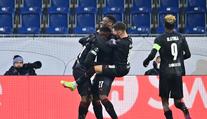 Bláznivý zápas v Linci. Slavia dohrávala v devíti a padla, přesto postupuje