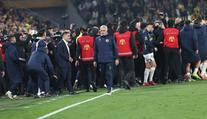 Mourinho zase v problémech. Trenéra rivala chytil za nos, ten se svalil na zem