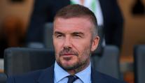 Nešika Beckham. Při stříhání si vyholil kus hlavy. Hrozné, sjela ho Victoria
