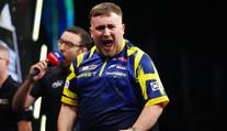 Littler vlétl za obhajobou World Matchplay jako hurikán. Postupuje i Rock