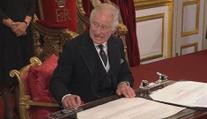 Karel III. se zapsal jako nový král. Z jeho problémů s perem je ale hit internetu