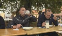 Reportér TV Nova se zapojil do závodu jedlíků. Soutěžící pojídali brambory rychlostí blesku
