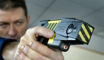 Muž měl auto nejdřív vybrzdit, pak zablokovat. Nakonec vytáhl taser!