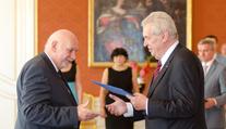 Rychetský státní vyznamenání nedostane. Poškodil republiku, tvrdí Zeman