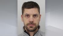 Desítky policistů hledají po napadení nebezpečného muže. Žena je vážně zraněná