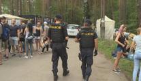 Na Máchově jezeře začíná festival, policisté už stačili zabavit drogy