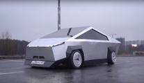 Ruský Cybertruck. Nemá dveře a pod plechem schovává starou Ladu