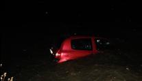 Zfetovaný řidič utekl a schoval se ve vodě. Auto ho následovalo