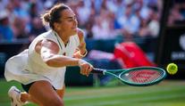 To je tělo. Tenisová jednička i po krachu ve Wimbledonu září. Se svalnatým partnerem dovádí u moře