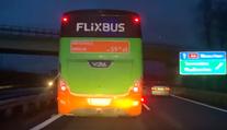 Řidič autobusu bezohledně blokoval sanitku! Prý ji neviděl ani neslyšel