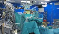 Chirurgyně dala 12leté dceři vrtačku a nechala ji vyvrtat díru do lebky pacienta