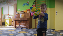 Dítě jako rukojmí jednoho z rodičů? Nově by se za to mohli zažalovat