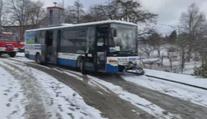 Hromadná nehoda, havárie autobusů: Sníh a led daly řidičům opět zabrat