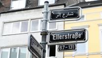 V Německu začali označovat ulice cedulemi v arabštině. Lidé zuří