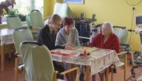 Poslanci mají poslední šanci schvalovat zákony. Prošlo zvýšení příspěvku na péči