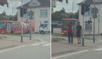 Nebezpečný manévr: Řidič autobusu se otáčel přímo na hlavní silnici