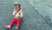 Tříletá dívenka sama odešla z domova. Na ulici ji našla cizí žena