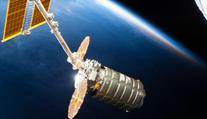 U ISS zakotvila loď Cygnus, astronautům přivezla včelí roboty