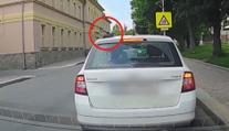 Žena nechala na střeše auta oběd. Ujela tak několik kilometrů