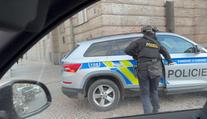 Muž vyhrožoval střelbou na filozofické fakultě. Pak utekl do centra Prahy