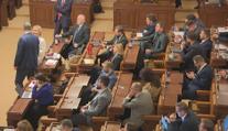 Vláda chce mrazit platy politikům. Opozice místo toho navrhuje omezit náhrady
