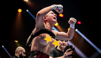 To by se v Clashi nestalo. Boxerka, která v ringu ukázala prsa, přišla o finále