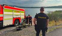Na Mosteckém jezeře pátrají po dvou lidech. Kvůli bouřce se nemohli dostat na břeh