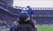 Bizarní oslava Interu. Fotbalisté stáhli trenky spoluhráči, plácali ho po zadku
