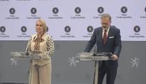 Strany se přetahují o voliče. ANO rozdává slevy na jízdné, vláda zvyšuje platy