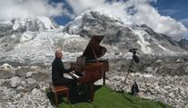 Klavírista hrál dvě hodiny na Mount Everestu. Nástroj mu dopravil vrtulník