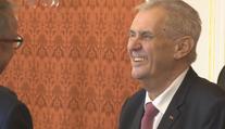 Zeman v Německu žertoval o výšce politiků, debatoval o brexitu