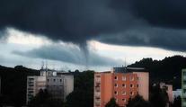 VIDEO: Zlověstný jev v Trutnově zachytila kamera. Na místo míří meteorologové