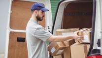 Pošťák místo doručování ležel doma! Našli u něj půl tuny dopisů