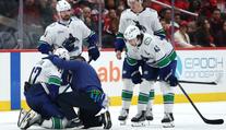 Strach o Chytila. Po kolizi s rozhodčím nedohrál, Canucks čekají na vyšetření