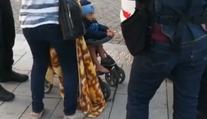 Babička vezla autobusem polonahého chlapce! Rodiče měli odjet