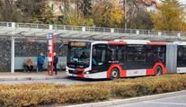 Cestující zuří. Některé autobusy nevyjely, chybí řidiči, omlouvá se dopravce