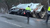 Tragická nehoda na Nymbursku. Popeláři skončili převrácení v lese, jeden zemřel
