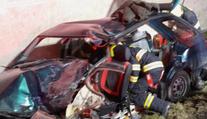 Srážka s náklaďákem proměnila auto ve šrot, zraněné vyprošťovali hasiči