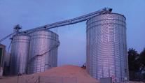 Silo nevydrželo. Tisíc tun pšenice zasypalo Bystřici