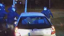 Řidič jel jako šílenec, na policisty vytáhl pepřový sprej i obušek
