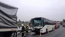 Autobus s 15 pasažéry nedobrzdil, řidiče museli vystříhat hasiči
