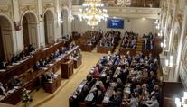 Sněmovna schválila zabavení části dávek, stát bude strhávat pokuty