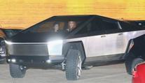 Musk si vyrazil v Cybertrucku. Odjezd z večeře se mu ale vůbec nepovedl