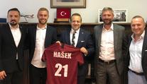 Hašek přinesl na ambasádu jako dar dres Sparty! Prý jde do Turecka