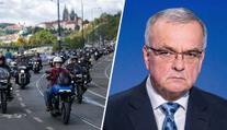 Pavel se projel na Harleyi Prahou. Rachot a smrad, kritizuje Kalousek