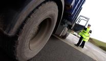 Děsivá scéna na dálnici. V zaparkovaném kamionu našli policisté mrtvolu