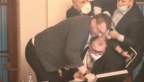 Rozbor sněmovní rvačky: Kdo raději utekl, kdo se naopak přidal