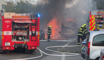 Podle Pražanů jsou minibusy na lince 153 v dezolátním stavu. Jeden z nich shořel
