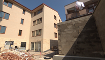 Majitel opravuje dům načerno. Sousedé zuří, úředníci i policie prý jen přihlíží