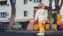 Tříletá dívenka v noci odešla z domova. Policie nemohla najít její rodiče